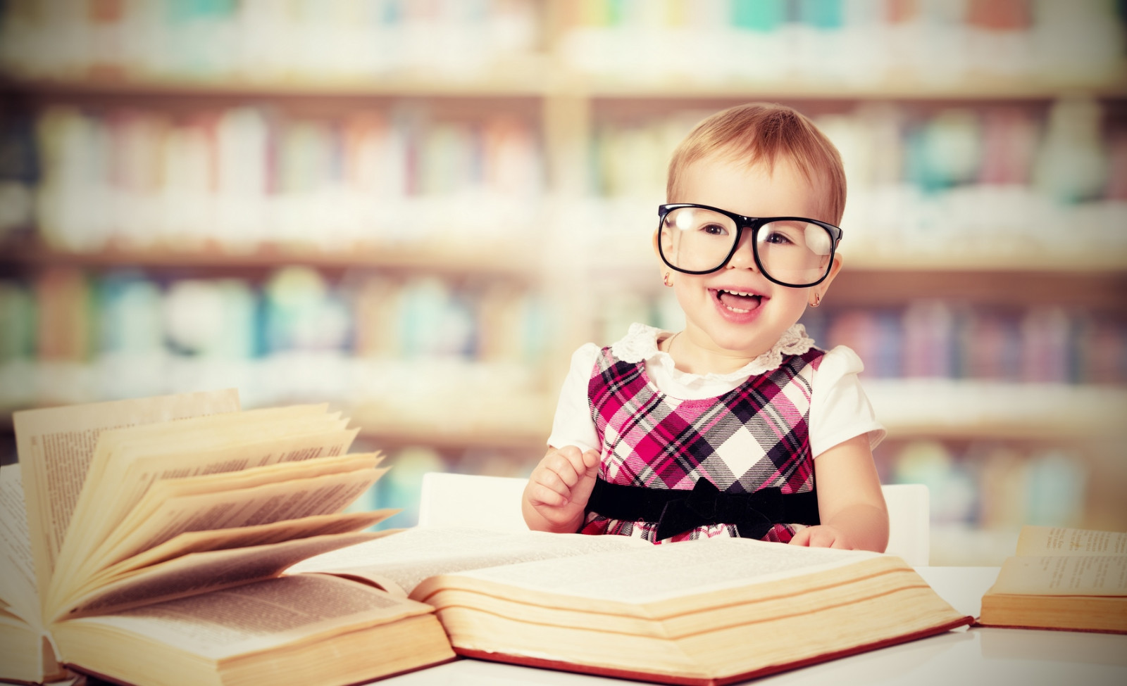 包图网_pki72021在图书馆看书的眼镜滑稽女婴 (复制).jpg